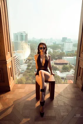 越南網紅歌手葉林英 知性氣質的私房照