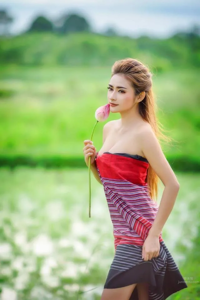 深邃美女Tanyaporn Heebkaew 田间地头香车美女写真_47