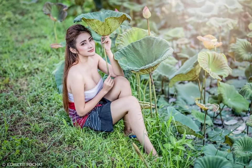 深邃美女Tanyaporn Heebkaew 田间地头香车美女写真_28