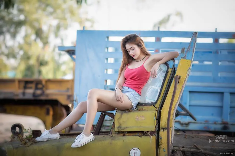 深邃美女Tanyaporn Heebkaew 田间地头香车美女写真_12