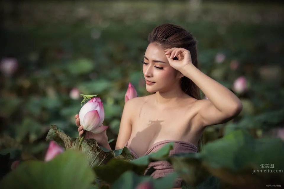 深邃美女Tanyaporn Heebkaew 田间地头香车美女写真_33