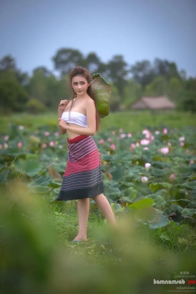 深邃美女Tanyaporn Heebkaew 田间地头香车美女写真_40