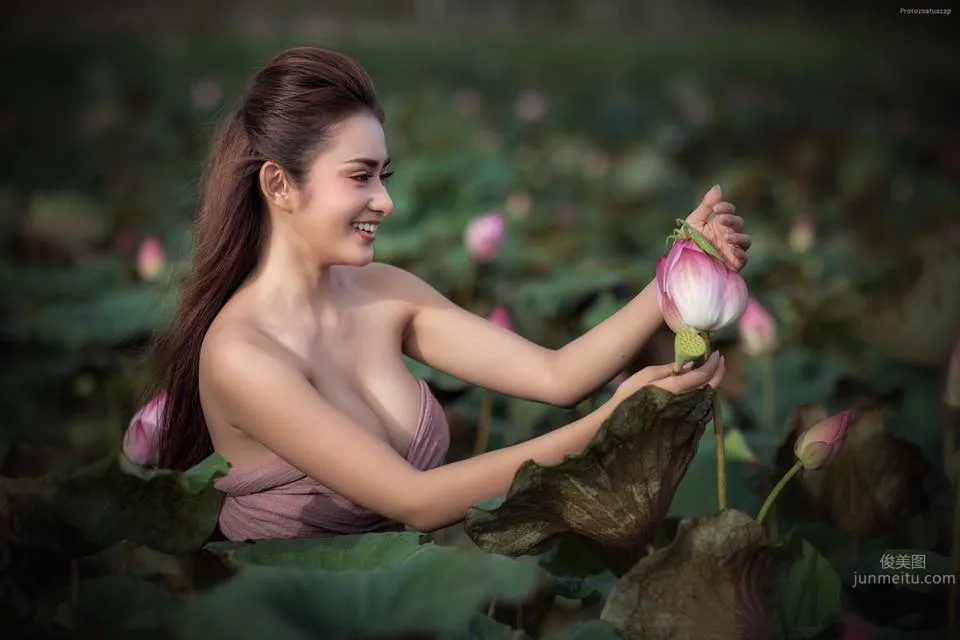 深邃美女Tanyaporn Heebkaew 田间地头香车美女写真_45