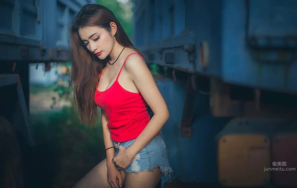 深邃美女Tanyaporn Heebkaew 田间地头香车美女写真_15