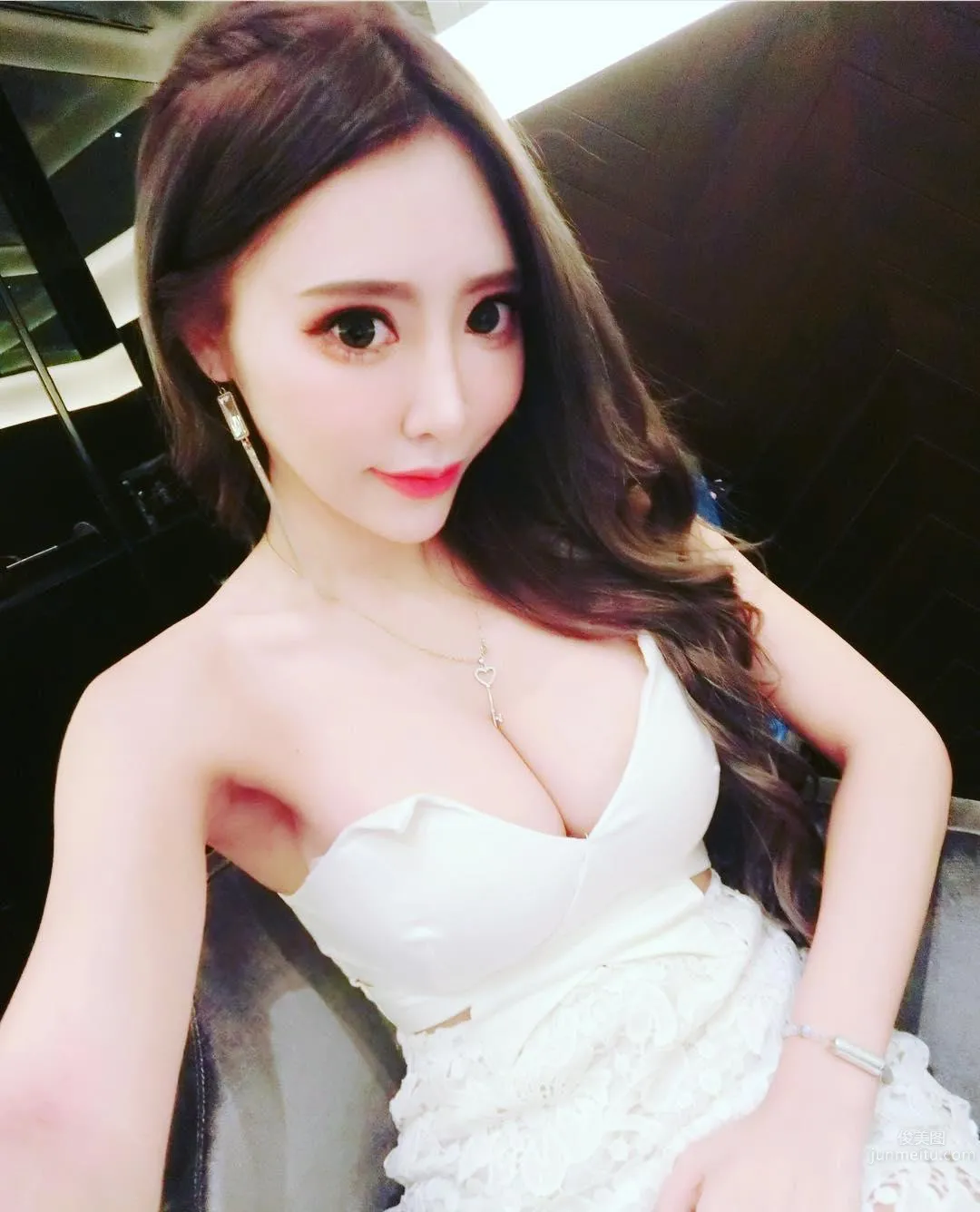 迷幻妖精唐琦琦 美胸马甲线相得益彰_22