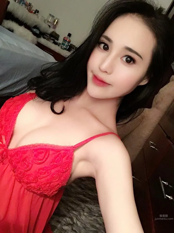 越南模特Đặng Trang火辣红肚兜美图_31