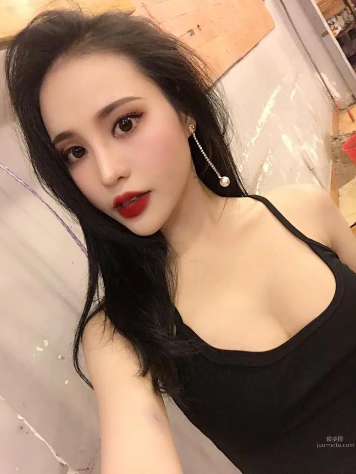 越南模特Đặng Trang火辣红肚兜美图_32