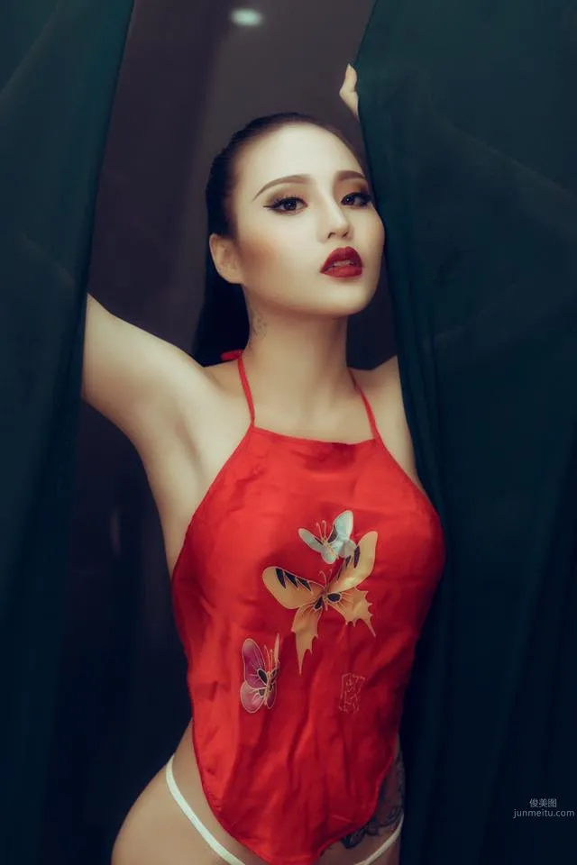 越南模特Đặng Trang火辣红肚兜美图_0