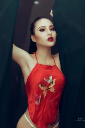越南模特Đặng Trang火辣紅肚兜美圖