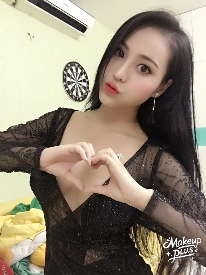 越南模特Đặng Trang火辣红肚兜美图_28