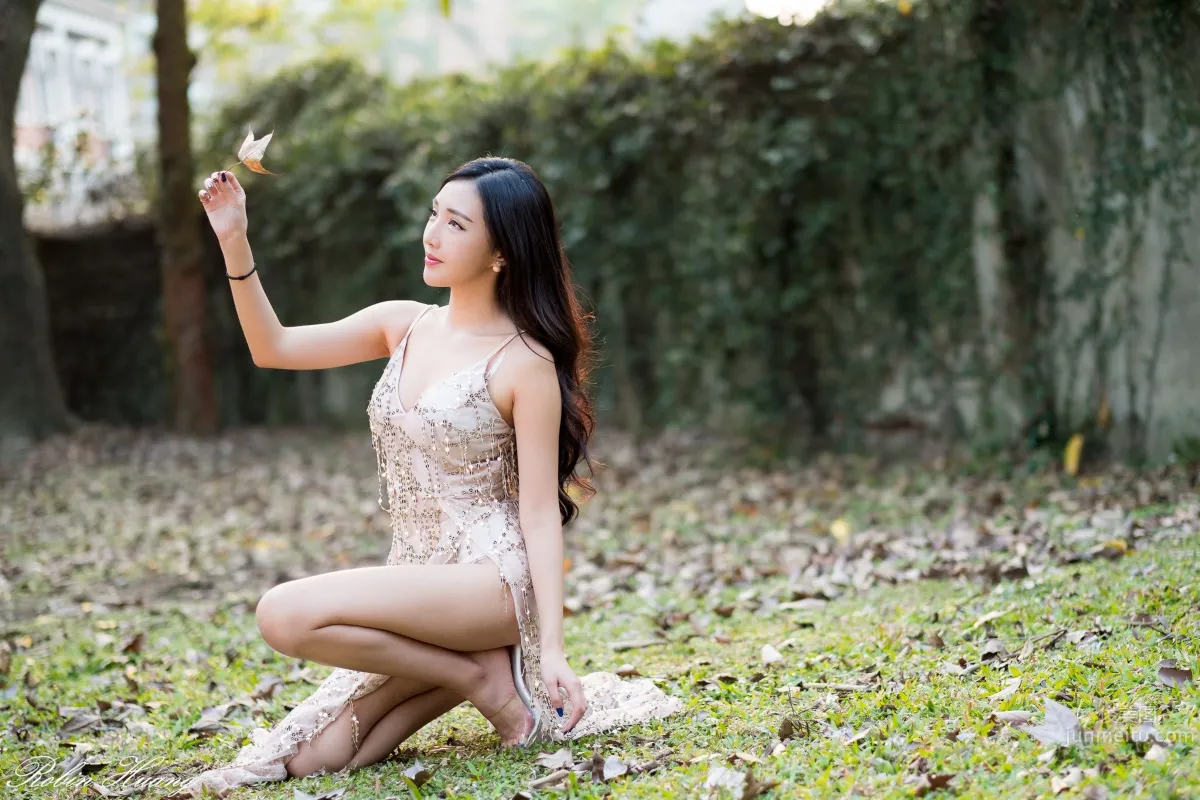 赵芸- 成熟女人写真之深红开胸长裙_32