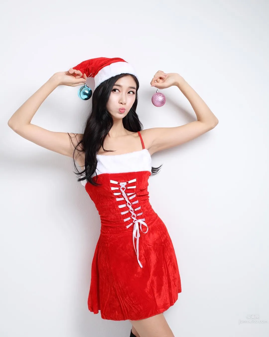 韩国正妹化身圣诞女郎 衣服紧贴形状很明显_33