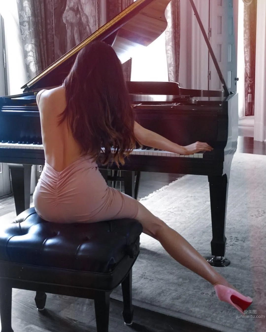 Lola Astanova- 美艳钢琴家私房照_34
