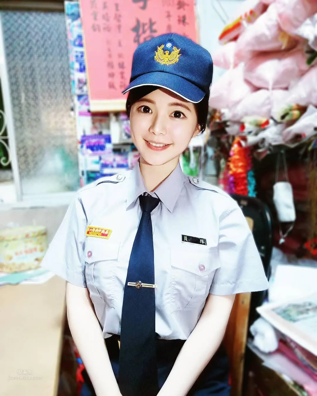 台湾超甜美女警「阿均」！穿上制服搭配水亮大眼_13