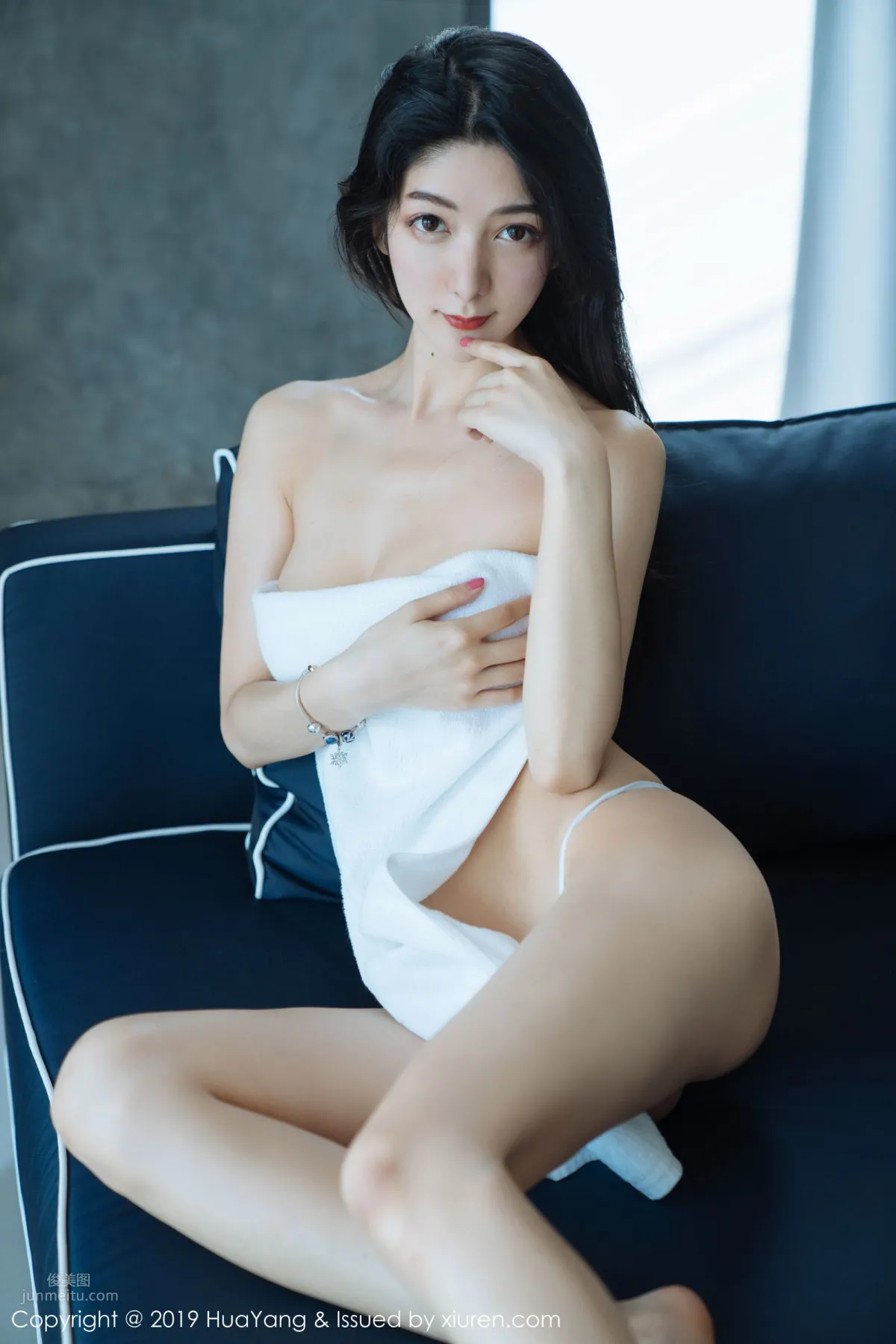 女神Angela喜欢猫 红色吊带浴巾裹身_36