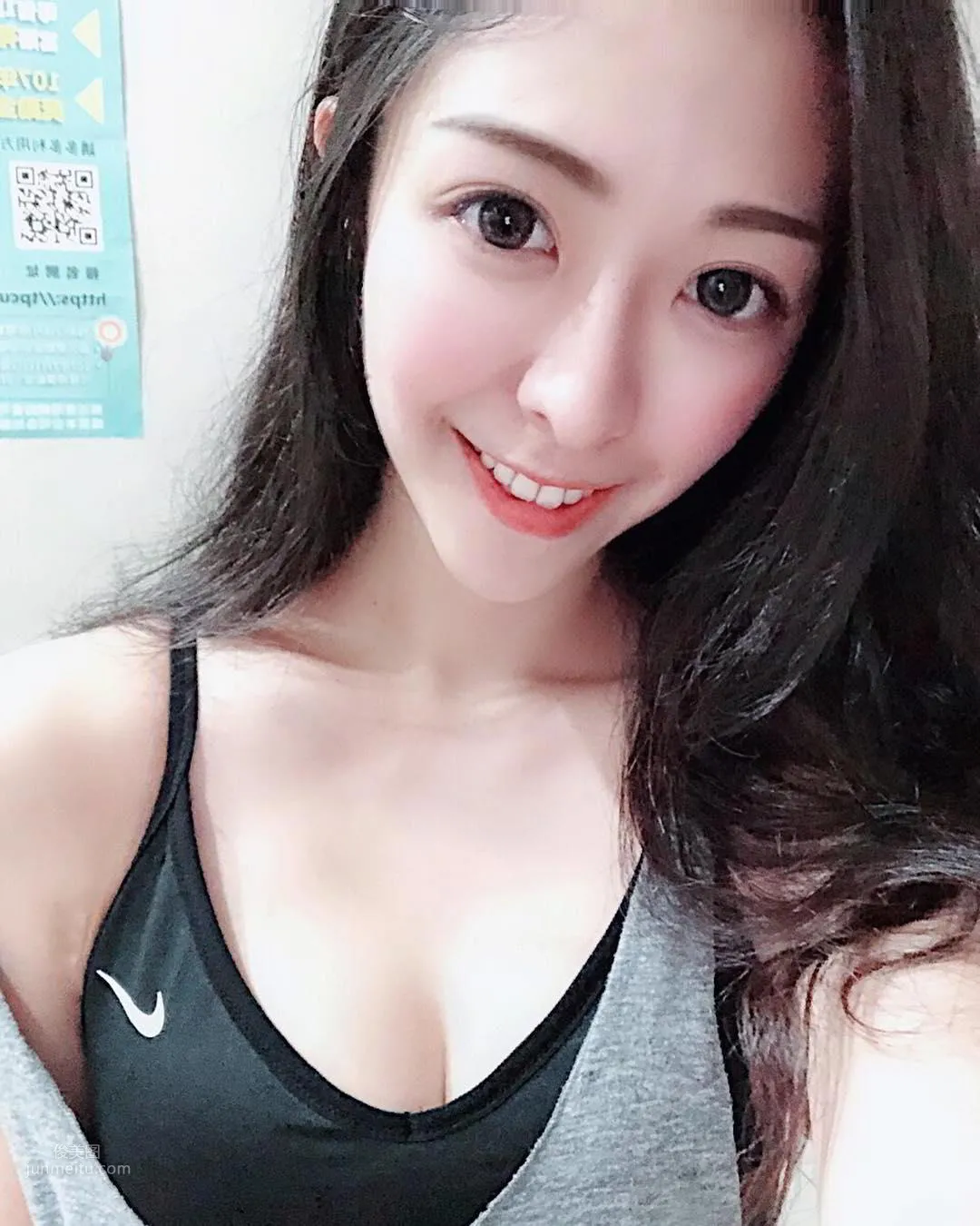 超正护理师Ashley，细腰饱满上围辣翻网友_7